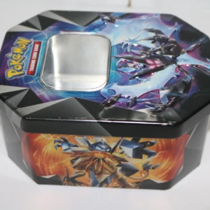 Αυθεντική Μεταλλική Θήκη Καρτών Pokémon Dusk Mane (Κενή)