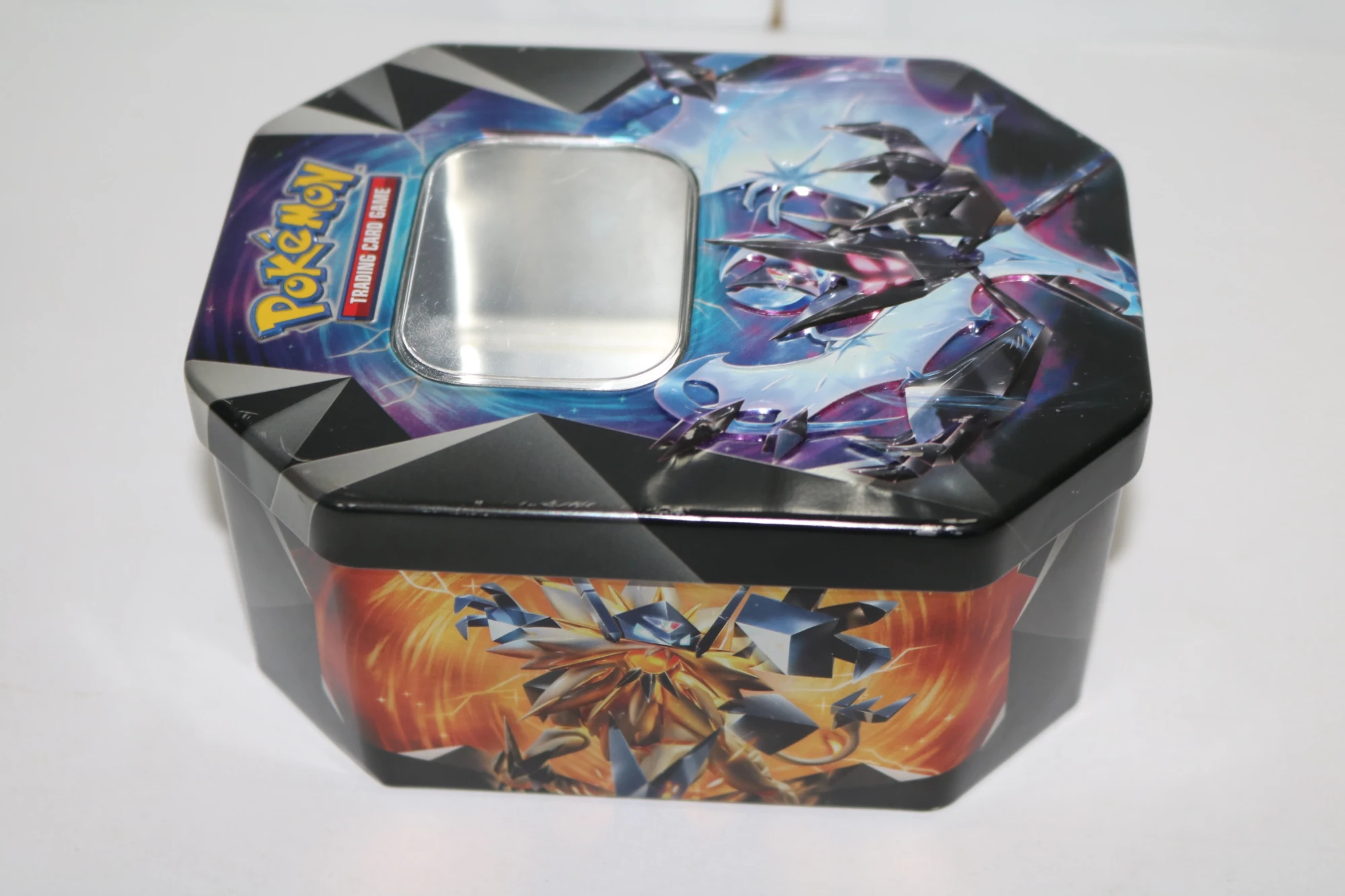 Αυθεντική Μεταλλική Θήκη Καρτών Pokémon Dusk Mane (Κενή)